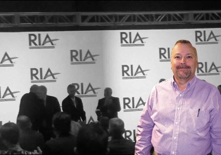 jack-white-receives-the-2019-mlk-award-from-ken-larson-during-the-ria-show-1
